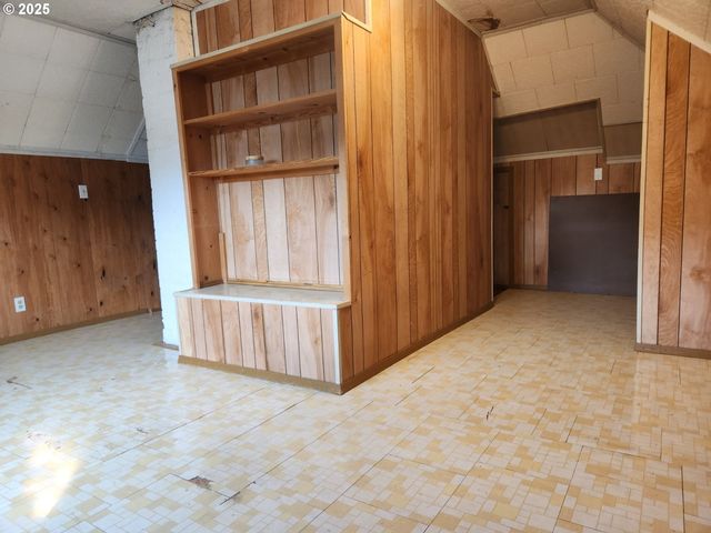 82 Nw 3rd St, Ontario, OR 97914