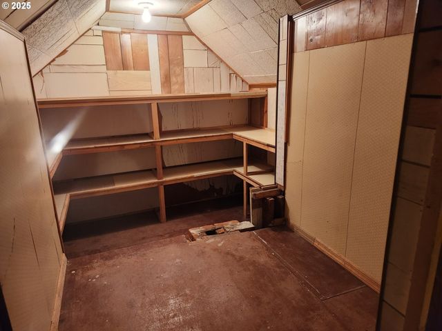 82 Nw 3rd St, Ontario, OR 97914