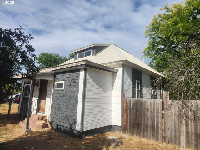 82 Nw 3rd St, Ontario, OR 97914