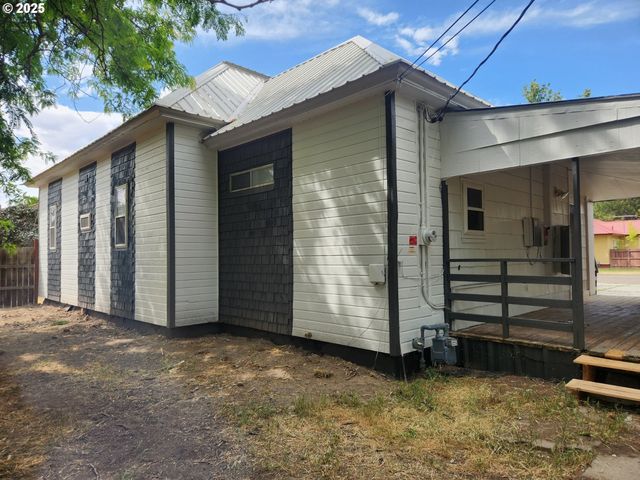 82 Nw 3rd St, Ontario, OR 97914