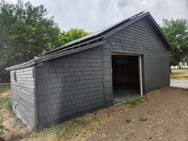 82 Nw 3rd St, Ontario, OR 97914