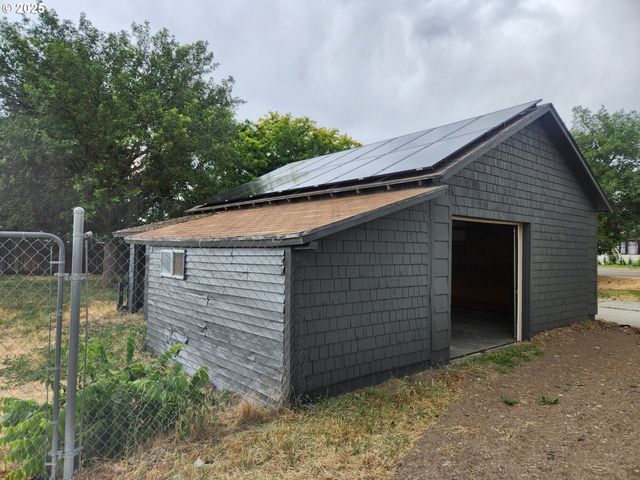 82 Nw 3rd St, Ontario, OR 97914