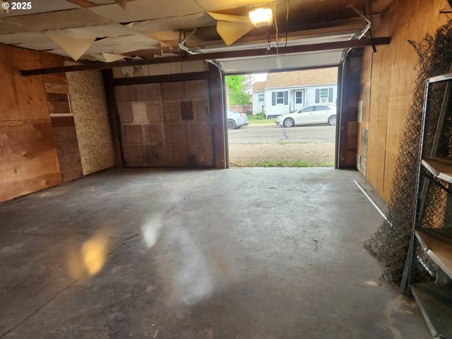 82 Nw 3rd St, Ontario, OR 97914