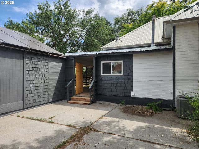 82 Nw 3rd St, Ontario, OR 97914