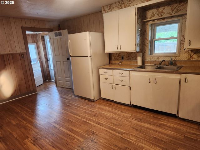 82 Nw 3rd St, Ontario, OR 97914