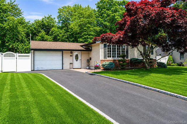 43 Dale Lane, Smithtown, NY 11787