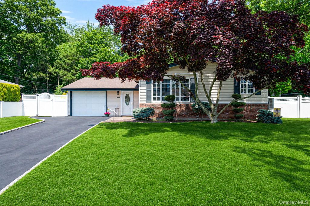 43 Dale Lane, Smithtown, NY 11787