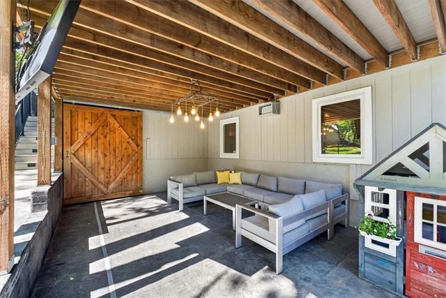 9516 Cailler Drive, Lenexa, KS 66220