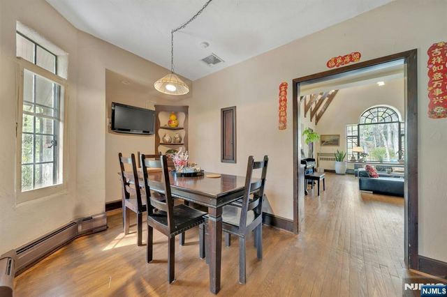 17 Hillside Avenue, Upper Saddle River, NJ 07458