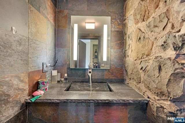 17 Hillside Avenue, Upper Saddle River, NJ 07458