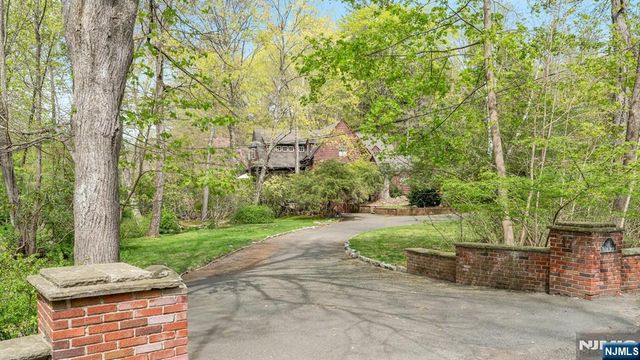 17 Hillside Avenue, Upper Saddle River, NJ 07458
