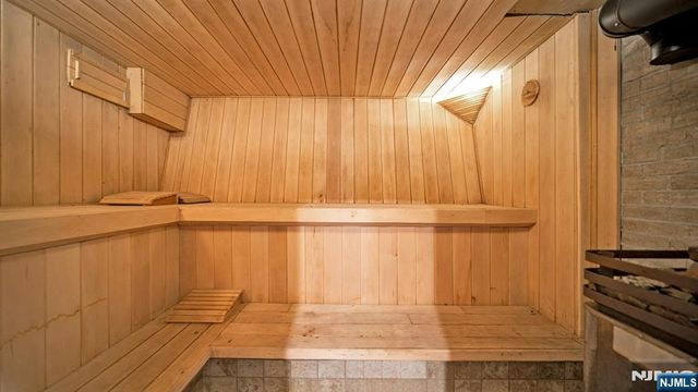 17 Hillside Avenue, Upper Saddle River, NJ 07458