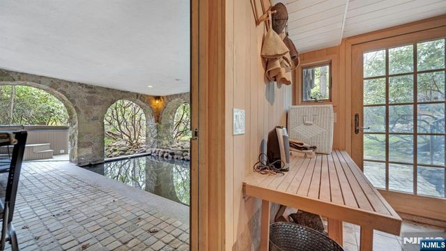 17 Hillside Avenue, Upper Saddle River, NJ 07458