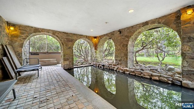 17 Hillside Avenue, Upper Saddle River, NJ 07458