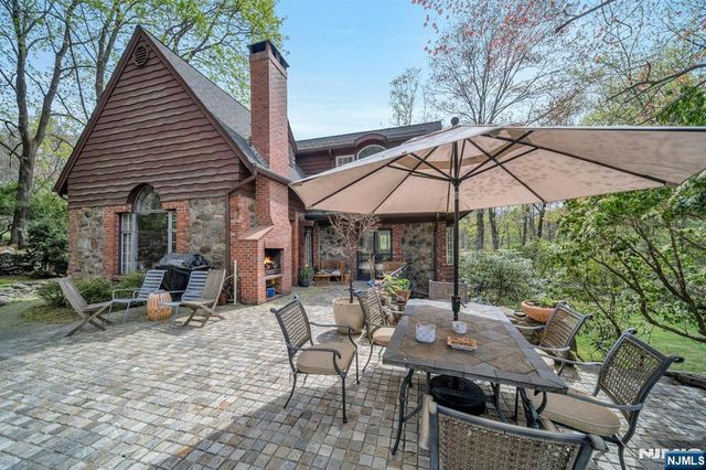 17 Hillside Avenue, Upper Saddle River, NJ 07458