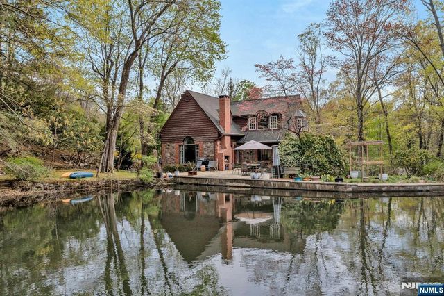 17 Hillside Avenue, Upper Saddle River, NJ 07458