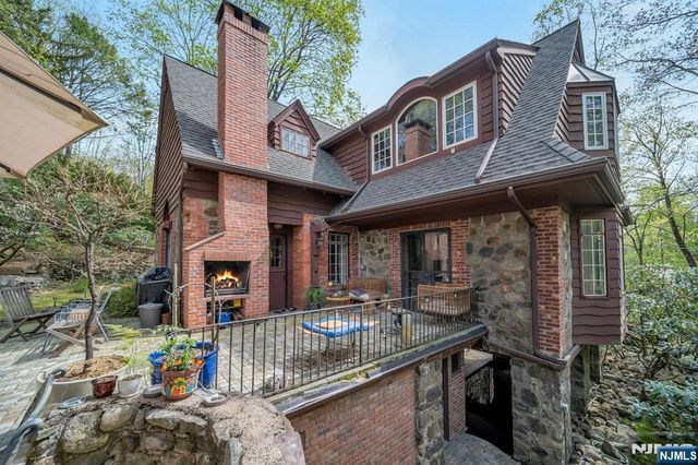 17 Hillside Avenue, Upper Saddle River, NJ 07458