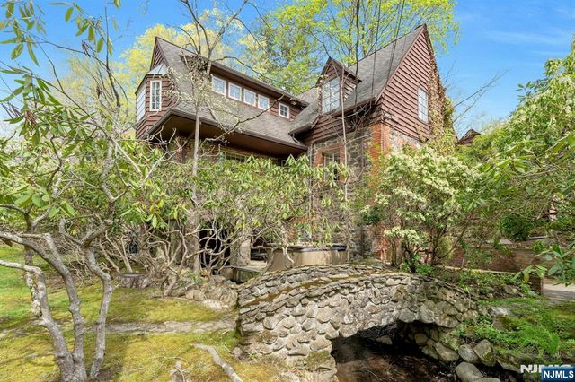 17 Hillside Avenue, Upper Saddle River, NJ 07458