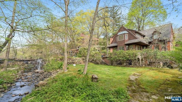 17 Hillside Avenue, Upper Saddle River, NJ 07458