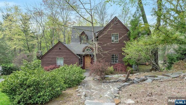 17 Hillside Avenue, Upper Saddle River, NJ 07458