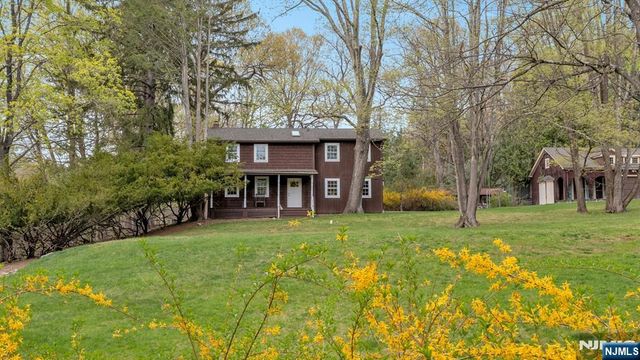 17 Hillside Avenue, Upper Saddle River, NJ 07458