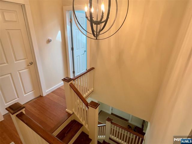 17 Hillside Avenue, Upper Saddle River, NJ 07458