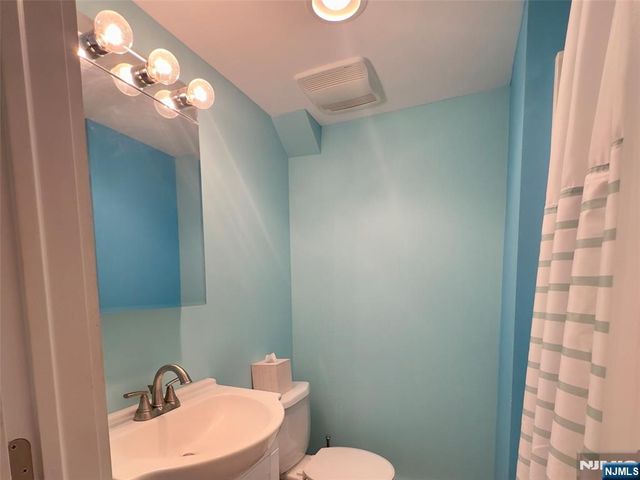 17 Hillside Avenue, Upper Saddle River, NJ 07458