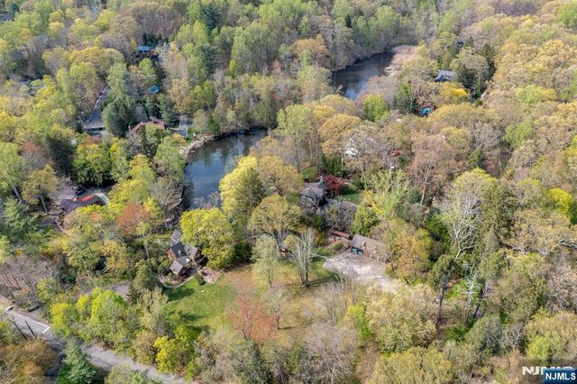 17 Hillside Avenue, Upper Saddle River, NJ 07458