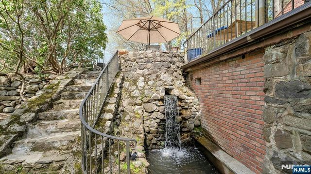 17 Hillside Avenue, Upper Saddle River, NJ 07458