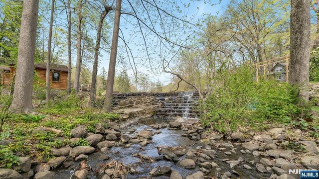 17 Hillside Avenue, Upper Saddle River, NJ 07458