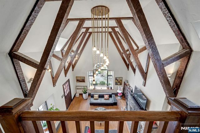 17 Hillside Avenue, Upper Saddle River, NJ 07458