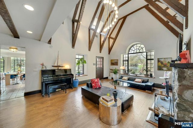 17 Hillside Avenue, Upper Saddle River, NJ 07458