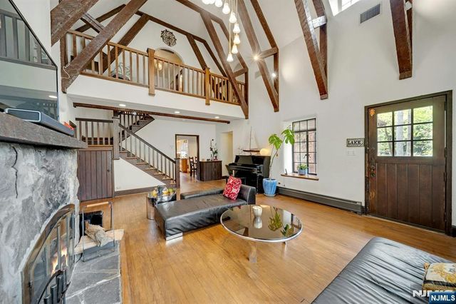 17 Hillside Avenue, Upper Saddle River, NJ 07458