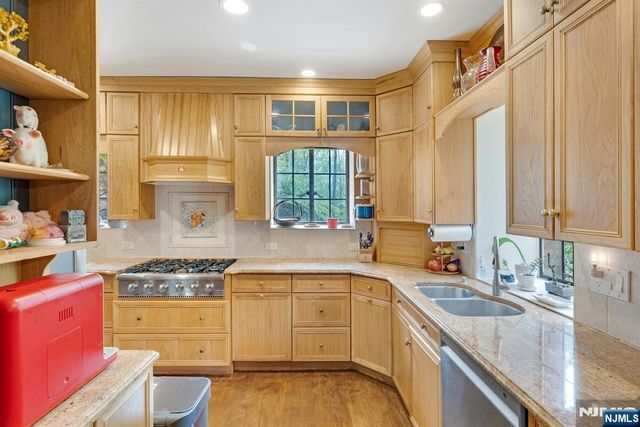 17 Hillside Avenue, Upper Saddle River, NJ 07458