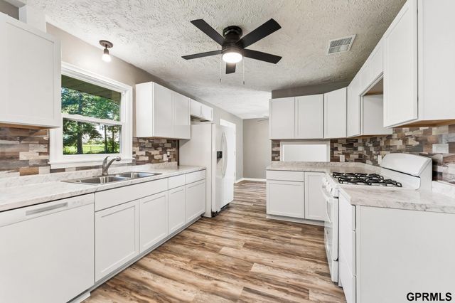 919 N 69 Street, Omaha, NE 68132