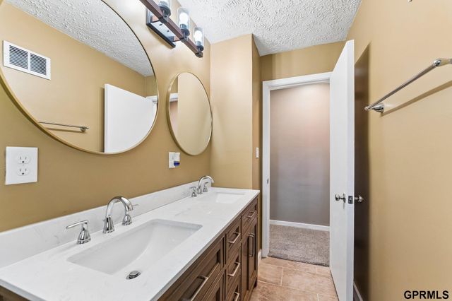919 N 69 Street, Omaha, NE 68132