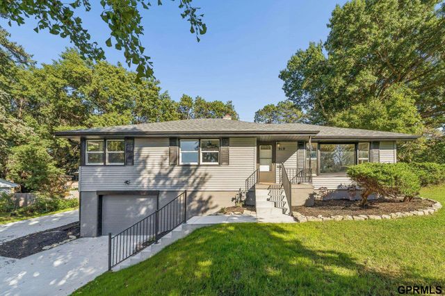 919 N 69 Street, Omaha, NE 68132