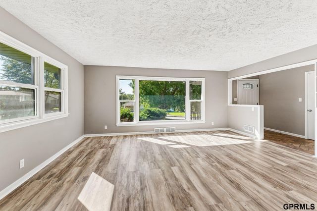 919 N 69 Street, Omaha, NE 68132