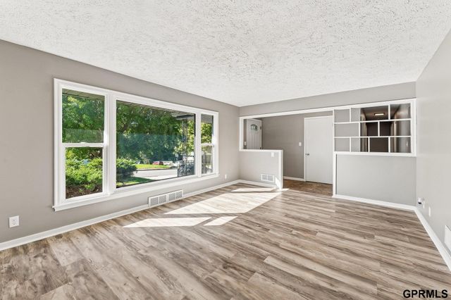 919 N 69 Street, Omaha, NE 68132