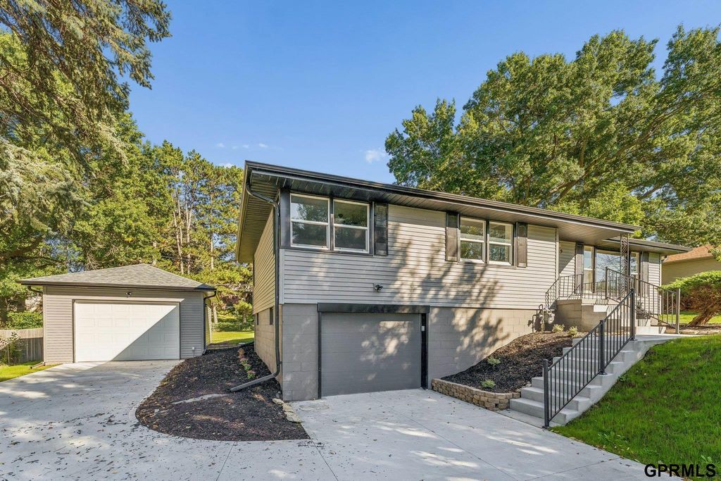 919 N 69 Street, Omaha, NE 68132