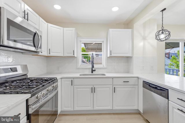 102 E OAK LN, Glenolden, PA 19036