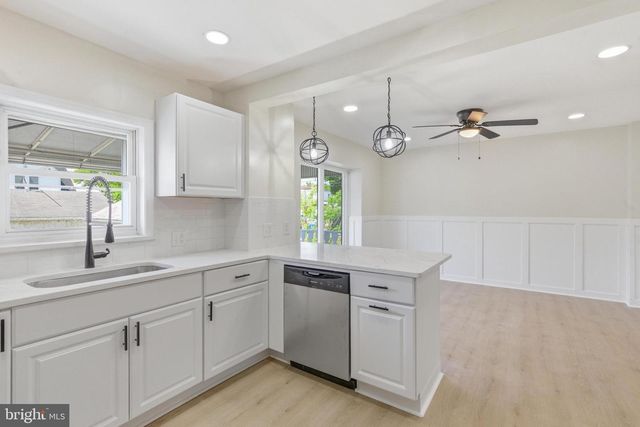 102 E OAK LN, Glenolden, PA 19036
