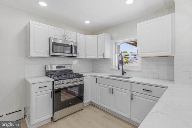 102 E OAK LN, Glenolden, PA 19036