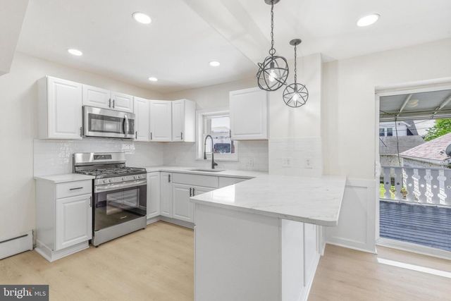 102 E OAK LN, Glenolden, PA 19036