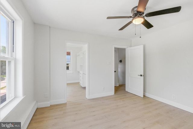 102 E OAK LN, Glenolden, PA 19036