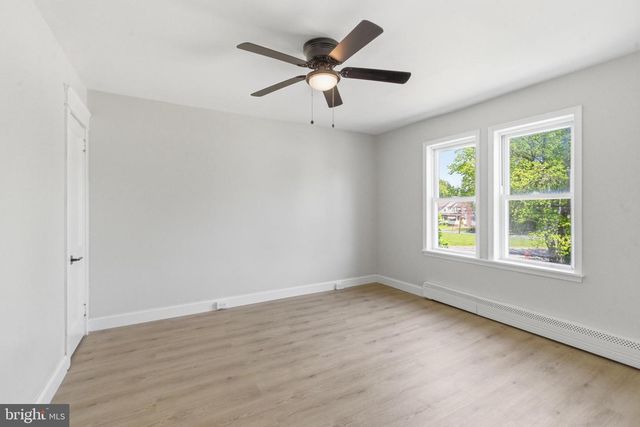 102 E OAK LN, Glenolden, PA 19036