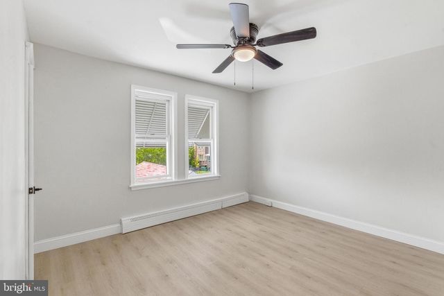 102 E OAK LN, Glenolden, PA 19036