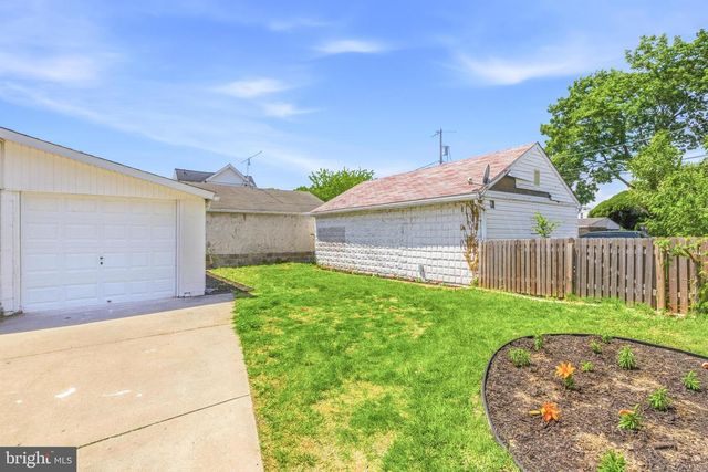102 E OAK LN, Glenolden, PA 19036