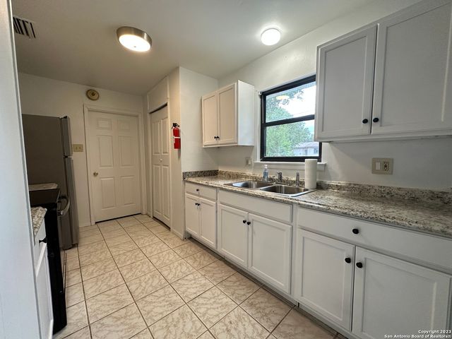 6023 Redbrook Dr, San Antonio, TX 78242