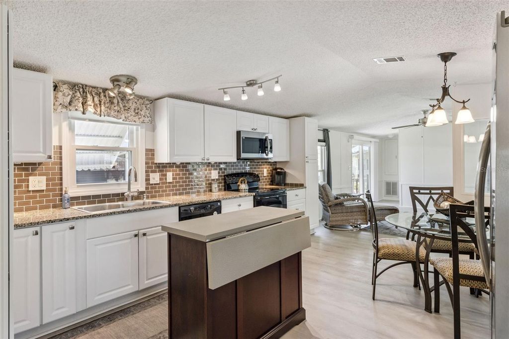 Image 3 of property listing at 8556 BREEZE HILL DRIVE, Lake Wales, FL 33898